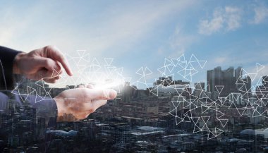 İş iletişimi kavramı, cep telefonu şehrin arka tarafında ve günbatımı gökyüzünde.