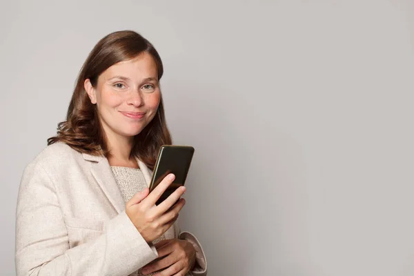Молодая Беременная Женщина Использует Свой Мобильный Телефон Отправить Сообщение Фоне — стоковое фото