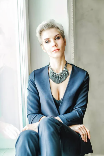 Porträtt Affärskvinna Blå Kostym Sitter Fönsterbrädan — Stockfoto