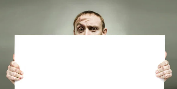Homem Segurando Papel Sinal Branco Para Publicidade — Fotografia de Stock