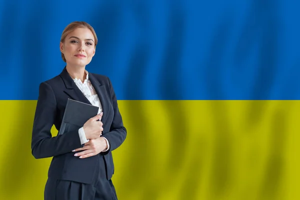 Ukrainska Affärskvinna Flaggan För Ukraina Digital Nomad Företag Start Koncept — Stockfoto