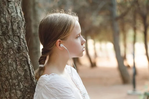 Portret Van Mooie Tiener Meisje Wit Shirt Luisteren Naar Muziek — Stockfoto