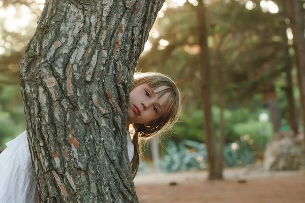 Портрет Брюнетки Дівчини Дитини Білому Одязі Заглядає Дерева Парку — стокове фото