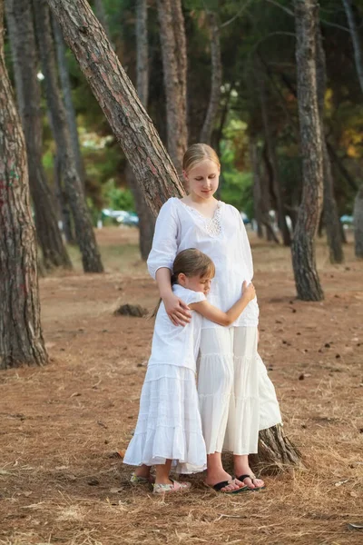 Two Sisters Kid Teenage Girl White Clothes Hugging Standing Tree — Stock Photo, Image
