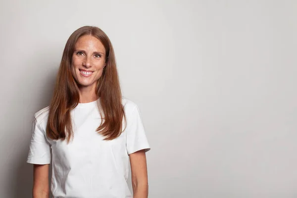 Femme Bonne Santé Shirt Blanc Souriant Gros Plan Portrait Studio — Photo