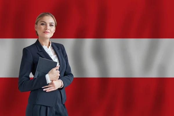 Osztrák Üzletasszony Ausztria Zászlaján Digitális Nomád Üzleti Startup Koncepció — Stock Fotó