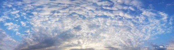 晴れた日にパノラマの空 — ストック写真