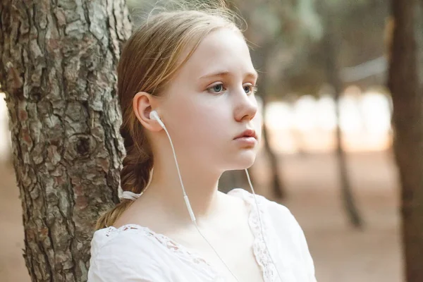 Porr Tonåring Flicka Vit Skjorta Lyssna Musik Hörlurar Mot Skog — Stockfoto