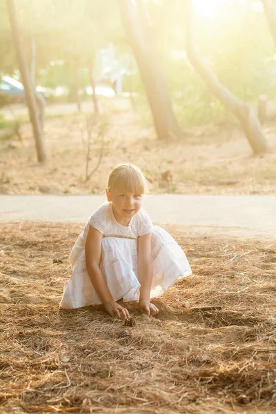 Παιδί Κορίτσι Άσπρα Ρούχα Παίζει Στο Έδαφος Στο Πάρκο — Φωτογραφία Αρχείου