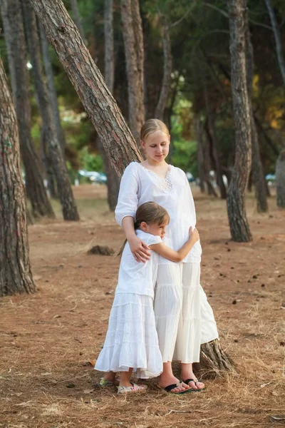 Dos Hermanas Niña Adolescente Abrazándose Pie Cerca Del Árbol Parque —  Fotos de Stock