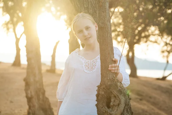 Blond Tiener Meisje Wit Shirt Staan Buurt Van Boom Achtergrond — Stockfoto