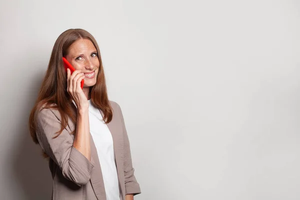Pretty Střední Dospělý Žena Mluví Telefonem Proti Bílému Studio Zeď — Stock fotografie