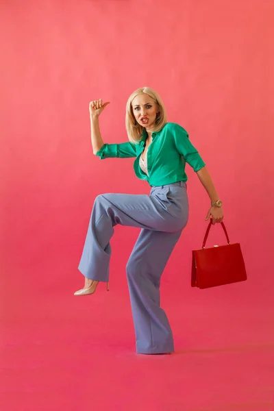 Ξανθιά Γυναίκα Πηγαίνει Για Ψώνια Στο Ροζ Φόντο Ψώνια Πώληση — Φωτογραφία Αρχείου