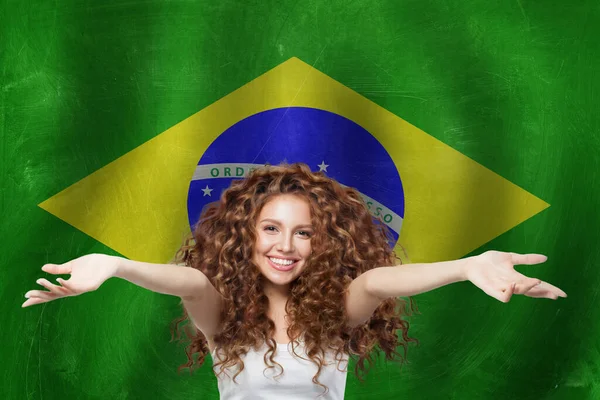 ブラジルへようこそ ブラジルの国旗を背景に赤いスーツケースを着た幸せな女性 ブラジルでの旅行 インターンシップの概念 — ストック写真