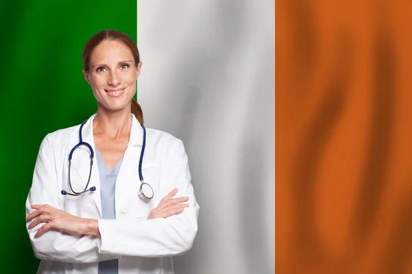 Ιρλανδός Ιατρός Γενικής Ιατρικής Σημαία Ιρλανδίας — Φωτογραφία Αρχείου