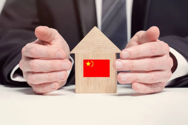 Бізнесмен Тримає Дерев Яну Модель Будинку Китайським Прапором Концепції Страхування — стокове фото