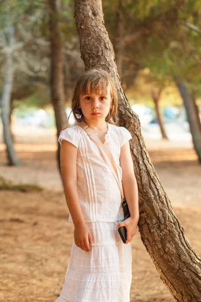 Kind Meisje Witte Kleren Staan Achtergrond Van Bos — Stockfoto