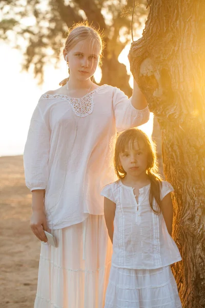 Πορτρέτο Των Δύο Αδελφών Παιδί Και Έφηβος Κορίτσι Λευκά Ρούχα — Φωτογραφία Αρχείου