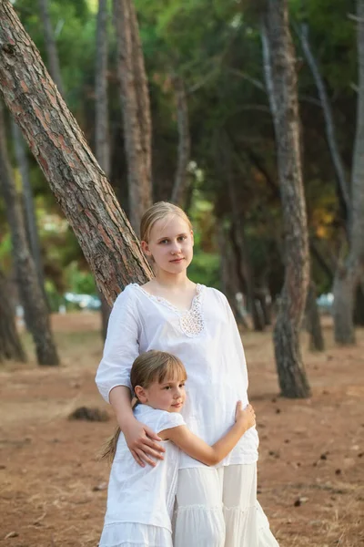 Retrato Dos Hermanas Niño Una Adolescente Con Ropa Blanca Abrazándose —  Fotos de Stock