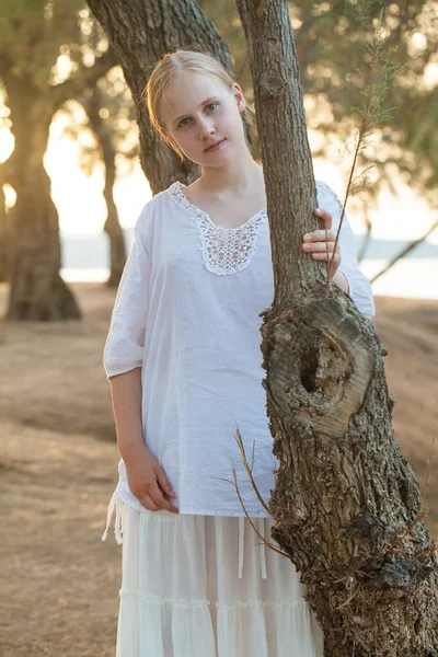 Menina Adolescente Feliz Camisa Branca Saia Ficar Perto Árvore Fundo — Fotografia de Stock
