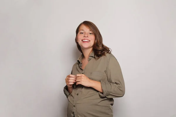 Mutlu Hamile Kadın Gülümsüyor Beyaz Arka Planda Hamile Kadın Modelinin — Stok fotoğraf