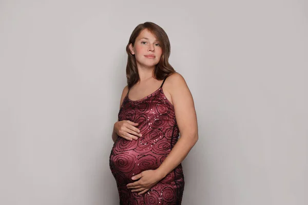 Beyaz Arka Planda Poz Veren Kırmızı Elbiseli Çekici Hamile Kadın — Stok fotoğraf
