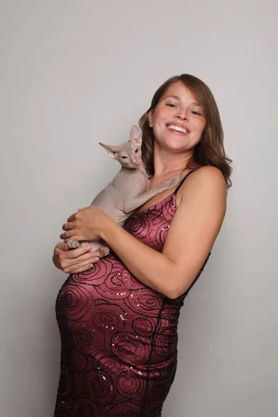 Lachende Zwangere Vrouw Met Kat Huisdier Portret — Stockfoto