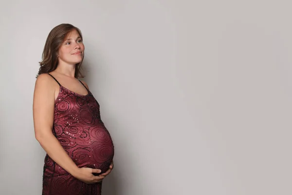 Hermosa Mujer Embarazada Pie Sobre Fondo Blanco —  Fotos de Stock