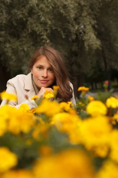 黄色の花の美しい女性屋外 — ストック写真