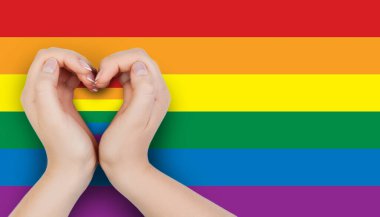 LGBT bayrağıyla kalbi tutan kadın. 
