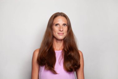 Beyaz arka planda kendine güvenen güzel başarılı kadın.