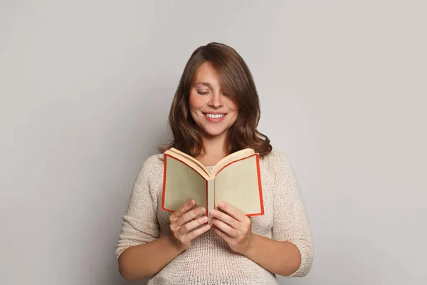 Happy Wanita Hamil Membaca Buku Dengan Penutup Kosong Terhadap Latar — Stok Foto