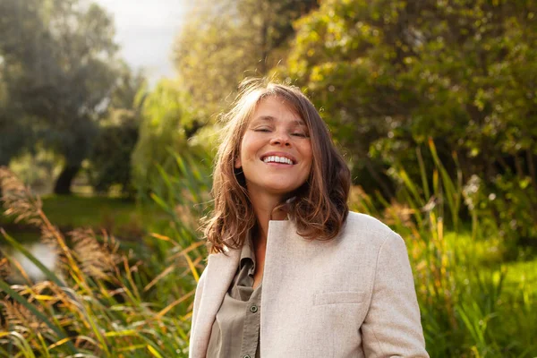 Portret Szczęśliwej Uroczej Uśmiechniętej Kobiety Brązowymi Włosami Spacerującej Parku Świeżym — Zdjęcie stockowe