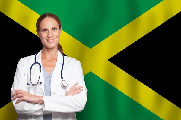 자메이카의 의사가 자메이카의 국기를 흔들고 — 스톡 사진