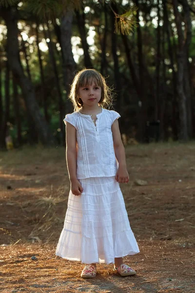 Portret Van Brunette Kind Meisje Witte Kleren Staan Het Park — Stockfoto