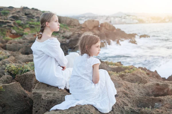 Härliga Systrar Vita Kläder Barn Och Tonåring Sitter Tillsammans Nära — Stockfoto