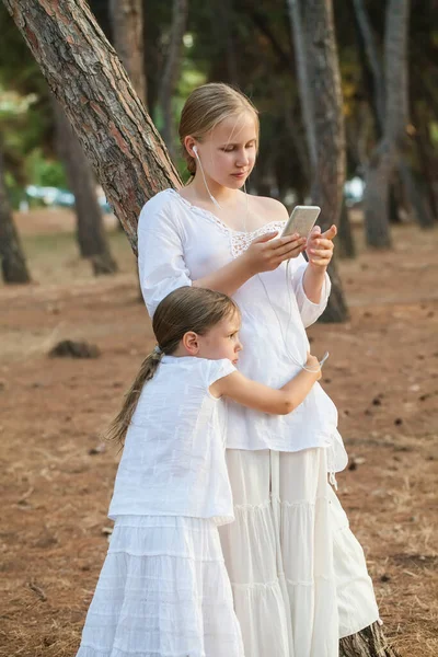 Δύο Αδερφές Ένα Παιδί Και Μια Έφηβη Άσπρα Ρούχα Μικρότερη — Φωτογραφία Αρχείου