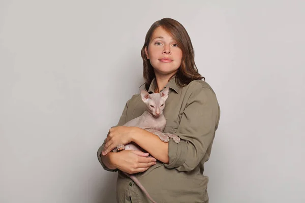 可愛いです妊娠中の女性とともに毛のない猫ペットとともにホワイトスタジオ壁の背景 — ストック写真