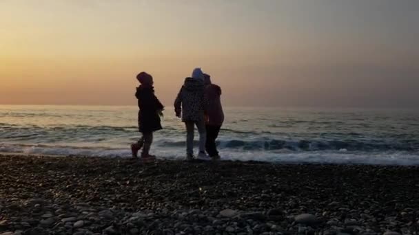 快乐的孩子们在海滨的夜晚玩耍 — 图库视频影像