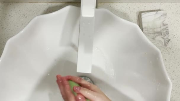 Kvinnan Tvättar Händerna Förebyggande Coronavirus Pandemi — Stockvideo