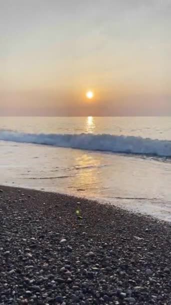 Schöner Sonnenuntergang Und Meereswellen Kieselstrand — Stockvideo