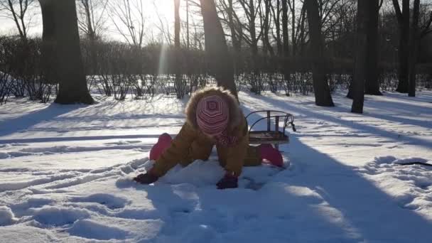 Ребенок Играет Красивым Белым Снегом Парке — стоковое видео