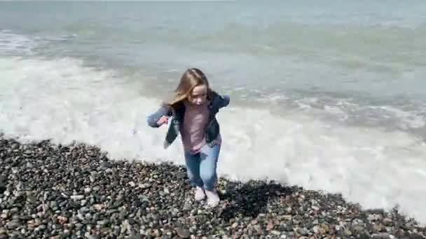 Kind Meisje Aan Kust Golvende Zee Herfst — Stockvideo