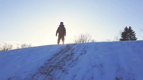 Çocuk Kar Dağının Tepesinde Zıplıyor — Stok video