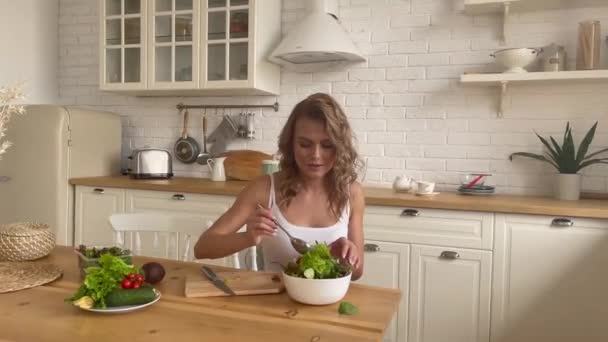 Kadınlar Lezzetli Bir Salata Yapmak Için Sebze Kesiyor — Stok video