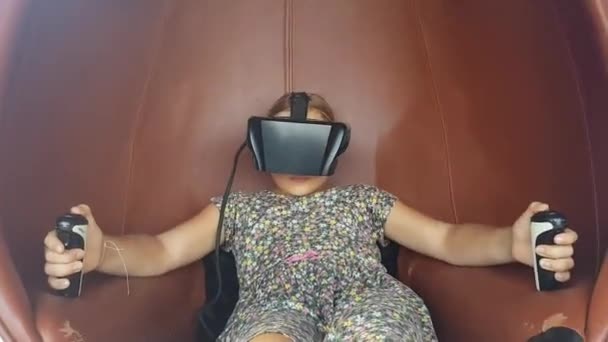 小女孩在小木屋里戴着一副虚拟现实眼镜 — 图库视频影像