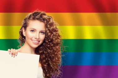LGBT bayrağının arka planında beyaz bayrak gösteren neşeli genç kadın