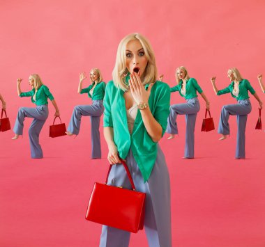 Alışverişe çıkan sarışın kadın pembe arka planda kırmızı çanta tutuyor. Alışveriş, satış, siyah cuma konsepti.