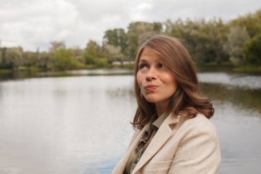 Şehir parkında yürüyen çekici esmer kadın.