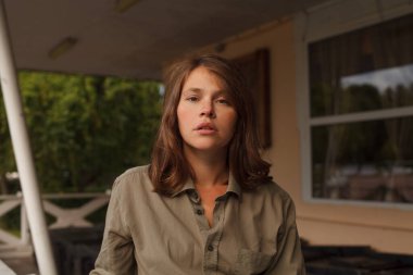 Dışarıdaki kameraya bakan çekici kadın.